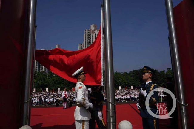 记者:拜仁管理层计划与萨内谈论续约,他是未来关键球员